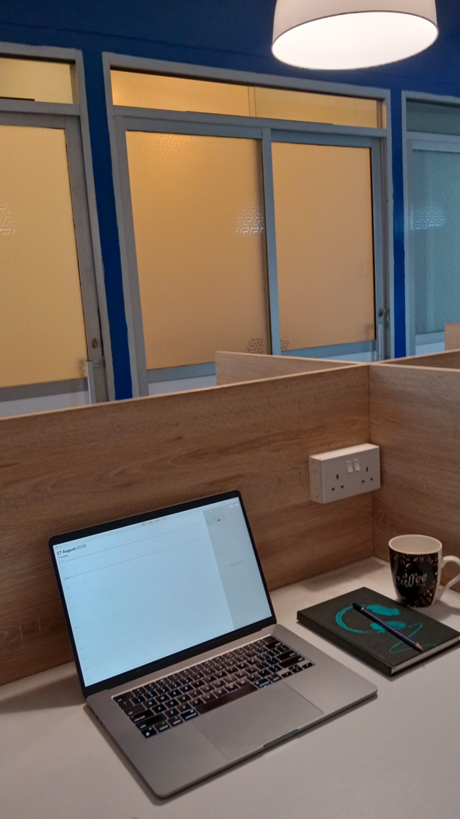 Shared desk workspace